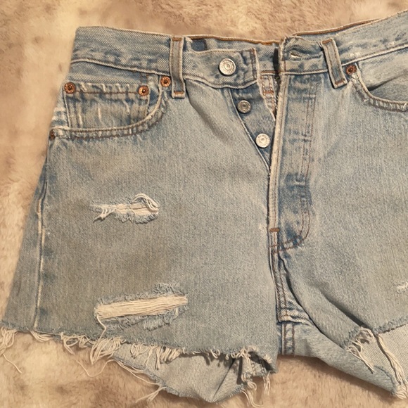 ✨Levi’s denim mini shorts✨ - Picture 2 of 4